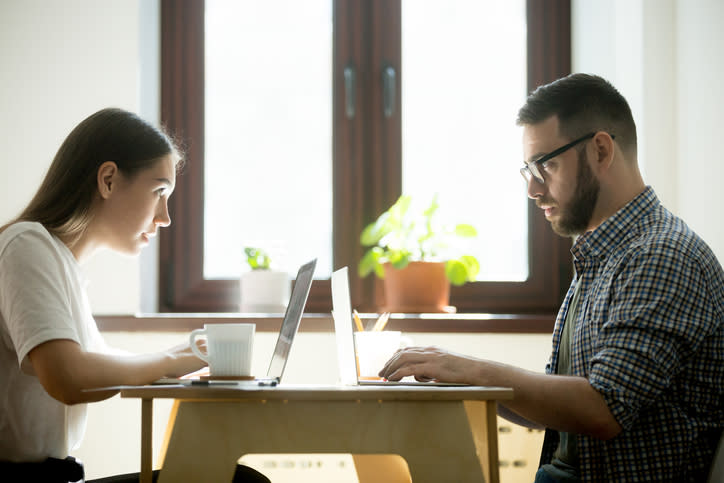 <p>Se il tuo collega sta facendo a gara per fare un lavoro migliore del tuo, per ‘rubare’ responsabilità e per metterti in cattiva luce facendo notare errori e imprecisioni, nonché banalità, allora ti trovi di fronte a una classica rivalità. Che può nuocere a tutto l’ambiente lavorativo (foto: Getty) </p>