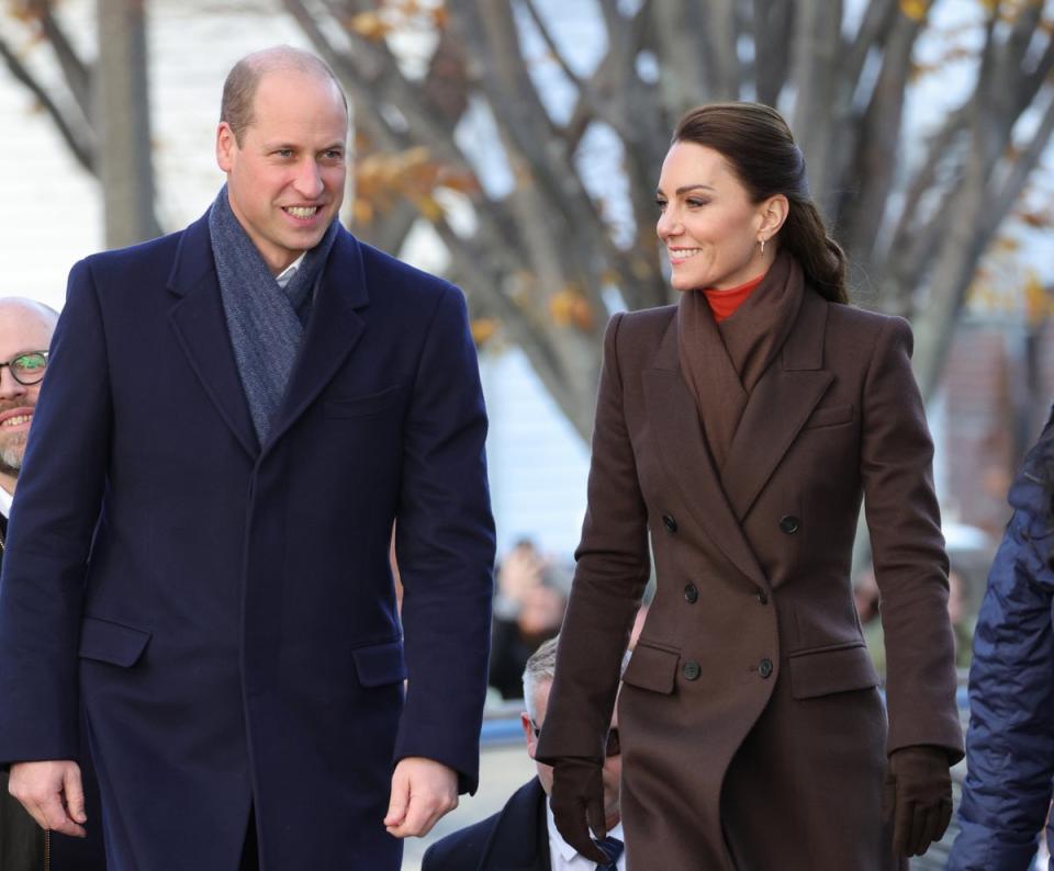 La princesse Kate bien au chaud dans un manteau Alexander McQueen à double boutonnage, son troisième look McQueen du voyage (PA)