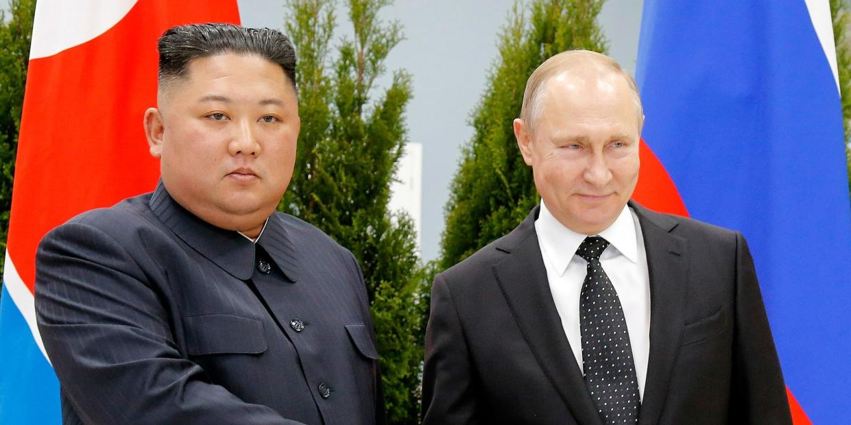 Russlands Präsident Wladimir Putin (r) will nach Angaben aus dem Kreml in das international isolierte Nordkorea reisen. Er trifft dort Kim Jong Un, wie schon hier 2019.<span class="copyright">Alexander Zemlianichenko/AP Pool/dpa</span>