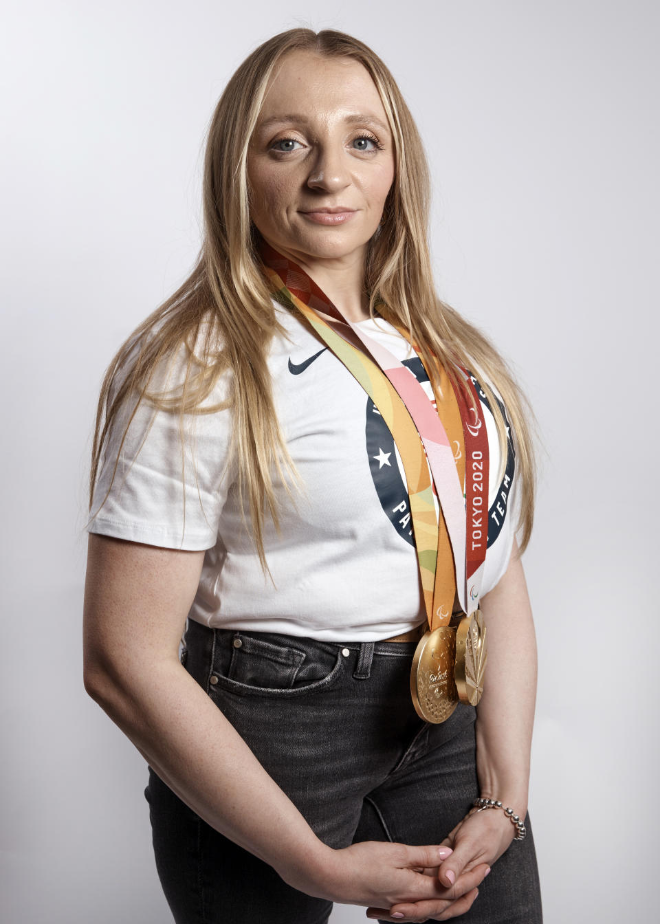 ARCHIVO - La paranadadora estadounidense McKenzie Coan posa para una fotografía el martes 16 de abril de 2024 en Nueva York. (Foto AP/Andres Kudacki, archivo)