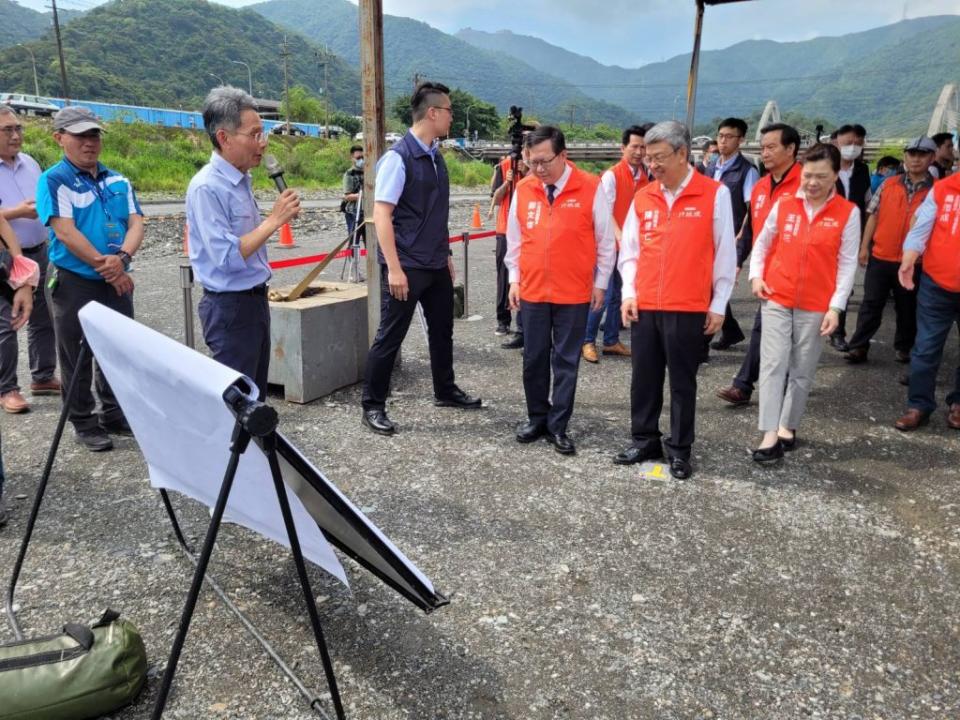 行政院長陳建仁（前右二）六日率副院長鄭文燦（前右三）、經濟部長王美花（右）視察「蘇澳溪分洪工程」並聽取簡報。（記者林坤瑋攝）