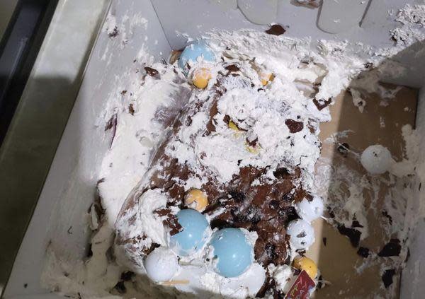 一名男子不滿超商宅配蛋糕卻被物流摔壞，痛批「真的很沒職業道德」。（翻攝自爆廢公社公開版臉書）