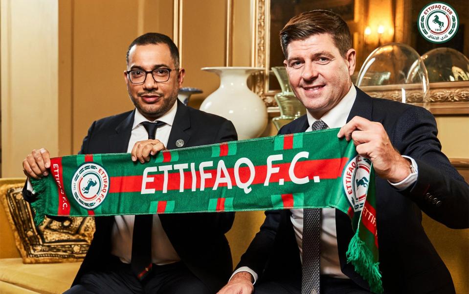 Steven Gerrard firma con Al Ettifaq - Steven Gerrard acepta las riquezas sauditas en un cambio de sentido, mientras el nuevo club estropea su video de anuncio