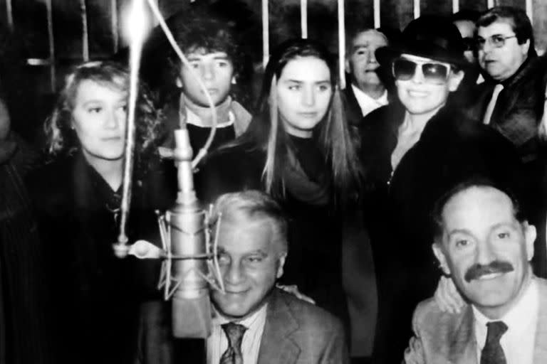 Montanari, Ledo, Claudia Flores, Verónica Walfisch, Mariana Torre, Adriana Salonia y Fabián Vena junto a Antonio Cafiero