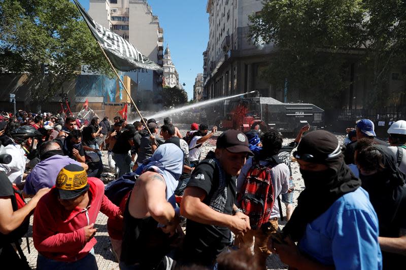 FOTOS: Disturbios fuera del Congreso argentino por reforma de pensiones