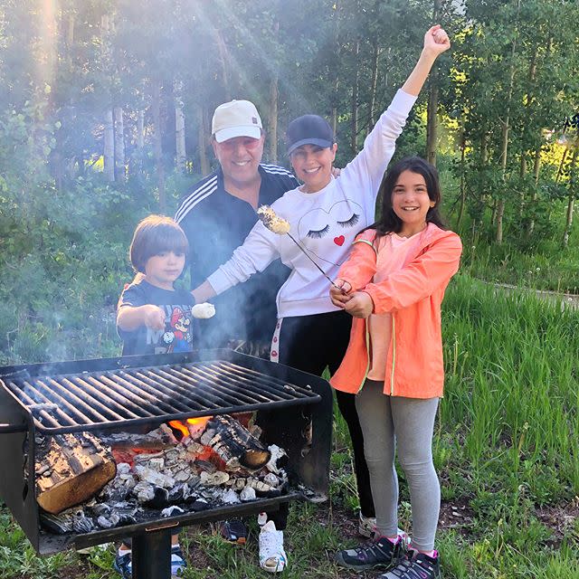 Thalía y su familia en el campo. <a href="https://www.instagram.com/thalia/?hl=en" rel="nofollow noopener" target="_blank" data-ylk="slk:Foto: Thalía/Instagram;elm:context_link;itc:0;sec:content-canvas" class="link ">Foto: Thalía/Instagram</a>