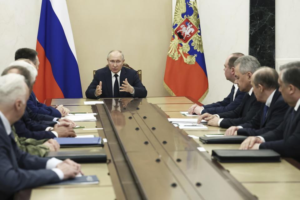 El mandatario ruso Vladímir Putin preside una reunión en el Kremlin con jefes de agencias policiales y militares rusas, el lunes 26 de junio de 2023, en Moscú, Rusia. (Valery Sharifulin, Sputnik, Kremlin foto compartida vía AP)