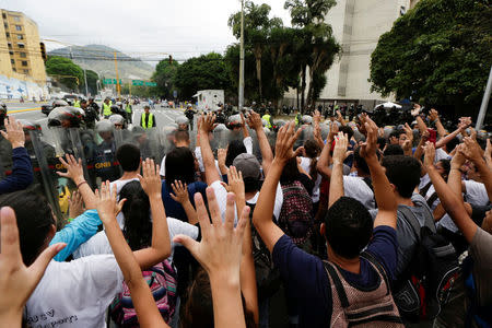 Opposition supporters clash with Venezuela's National Guards during a protest against Venezuelan President Nicolas Maduro's government outside the Supreme Court of Justice (TSJ) in Caracas, Venezuela March 31, 2017. REUTERS/Marco Bello