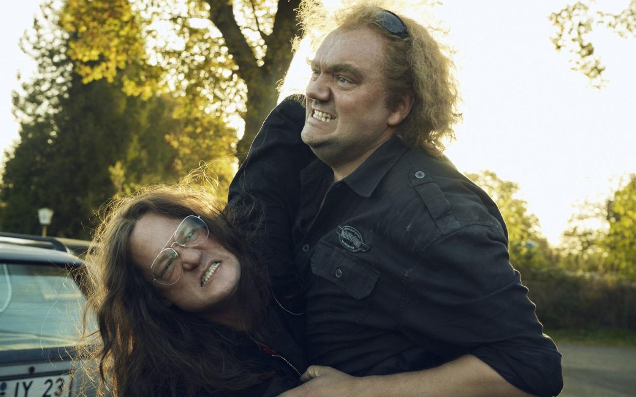 Eine echte Männerfreundschaft hält so was schon mal aus: Holger Hübner (rechts, Charly Hübner) und Thomas Jensen (Aurel Manthei) im Infight. (Bild: RTL / Thomas Leidig)