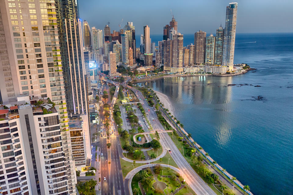 Panamá cuenta con un agradable clima tropical, una amplia oferta cultural y una rica gastronomía. Un apartamento cuesta poco más de 200 euros al mes y se puede comer en un buen restaurante por apenas 4 euros. (Foto: Getty Images).