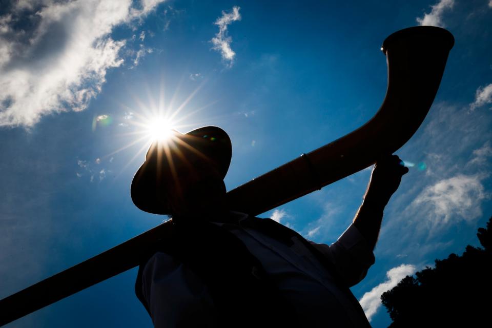 <p>Ein Alphornspieler trägt während des 16. Internationalen Alphornfestivals im schweizerischen Nendaz sein Instrument. (Bild: Valentin Flauraud/Keystone via AP) </p>