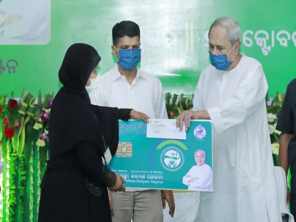 Chief Minister of Odisha, Naveen Patnaik, while distributing Smart Health Card. 