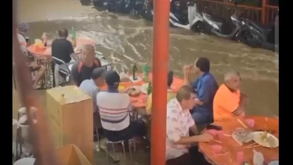 信徒在暴雨中吃流水席。（圖／民眾提供）