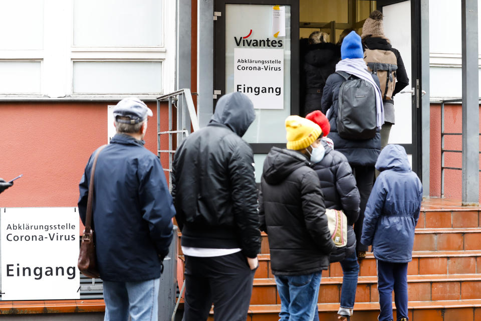 People line up in front of a new set up test and information centre for the new coronavirus at the district Prenzlauer Berg in Berlin, Germany, Monday, March 9, 2020 (AP Photo/Markus Schreiber)