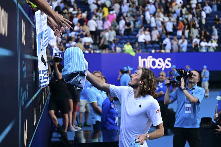 Stefanos Tsitsipas le regala su toalla a un aficionado tras pasar a la final del Australian Open: el griego se siente "local" en Melbourne