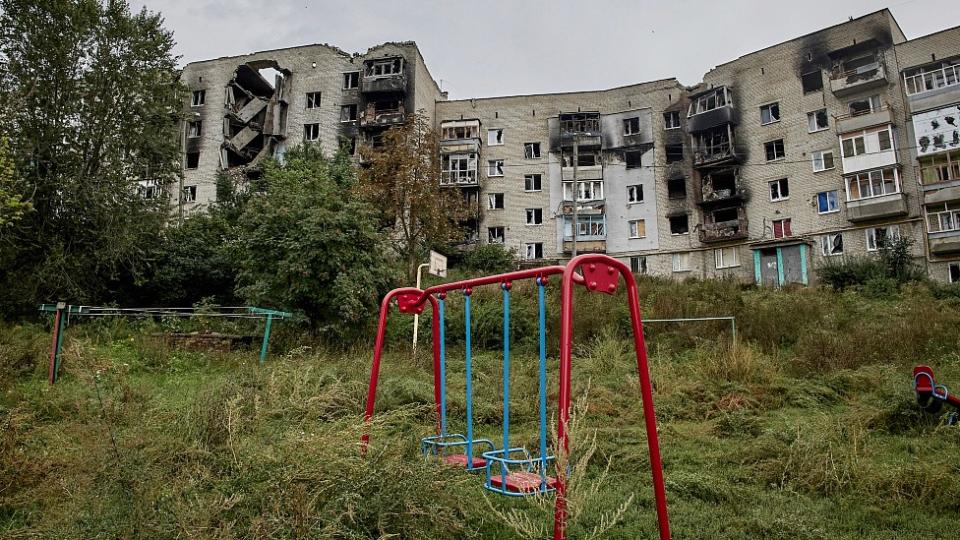 Edificios bombardeados en Izium y un sitio de juegos para niños abandonado