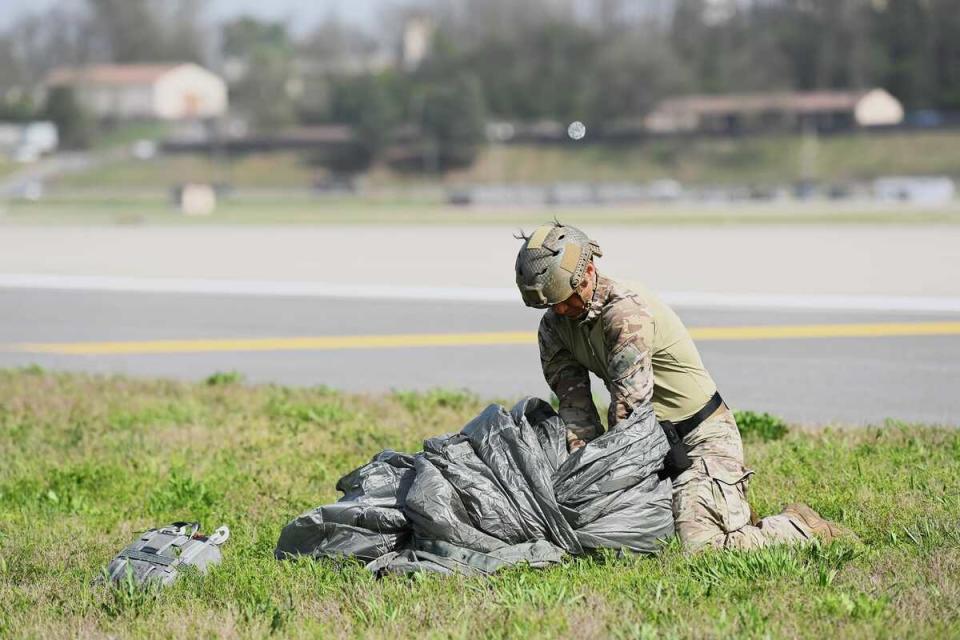 韓美特種作戰部隊在南韓京畿道烏山空軍基地實施聯合空中滲透演練，特種作戰部隊士兵空降後收拾傘具。   圖：翻攝「X」@US_SOCKOR