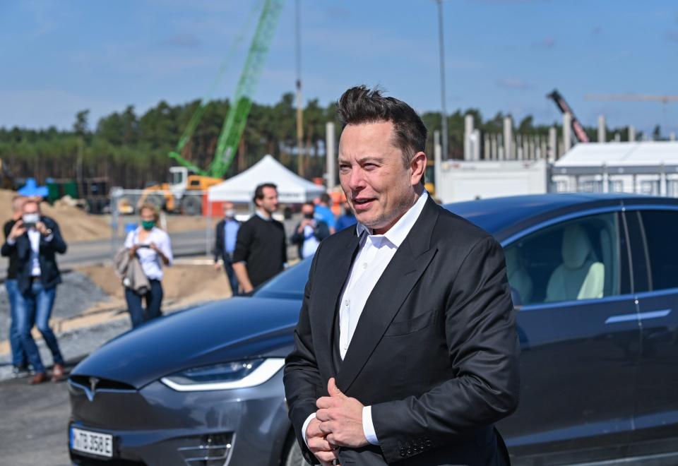 Elon Musk, Tesla-Chef, steht auf der Baustelle der Tesla Gigafactory in Grünheide bei Berlin. - Copyright: picture alliance/dpa/dpa-Zentralbild | Patrick Pleul