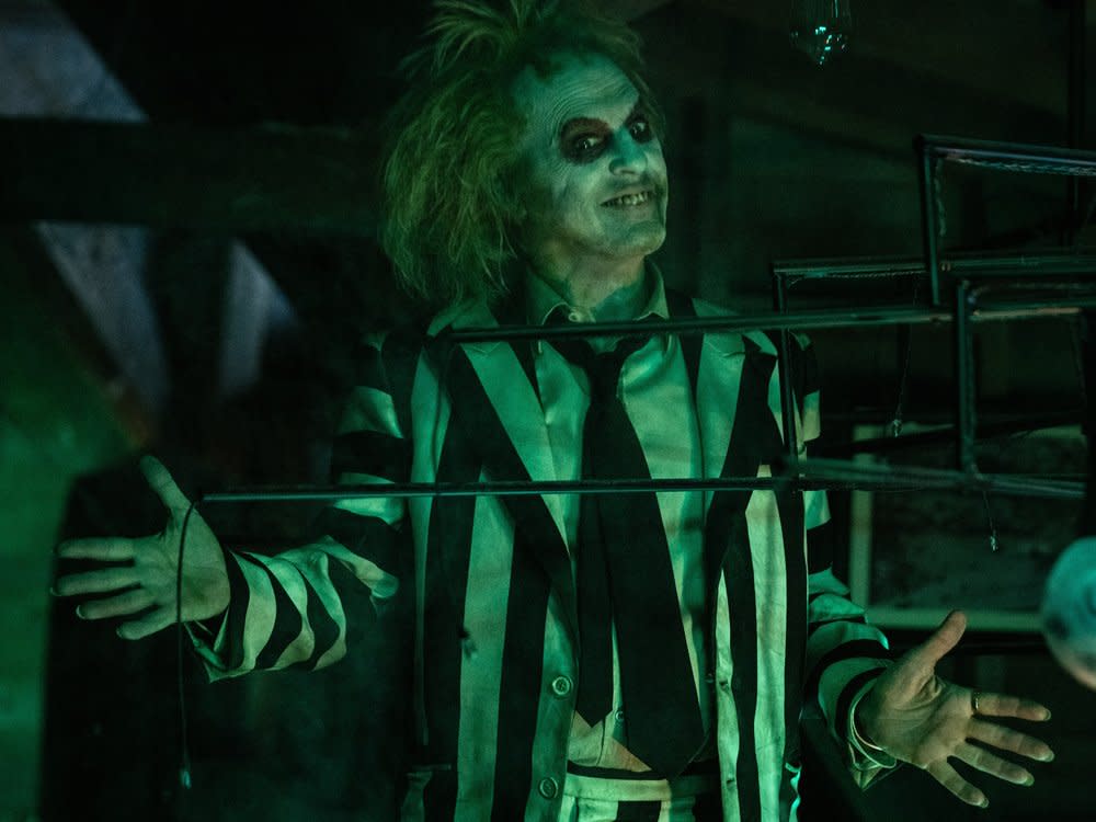 Jemand hat seinen Namen dreimal ausgesprochen: Michael Keaton ist als Poltergeist Beetlejuice zurück. (Bild: © 2023 Warner Bros. Entertainment Inc./Parisa Taghizadeh)