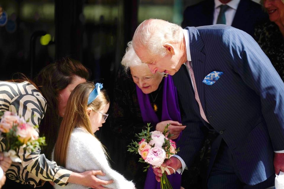 The King speaks with children outside (Victoria Jones/PA Wire)