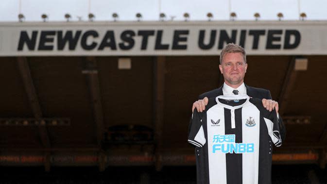 Nasib yang berbeda dialami oleh pelatih baru New Castle United, Eddie Howe. Ia harus absen di laga perdananya usai terkonfirmasi  positif Covid-19. The Magpies harus puas dengan skor imbang 3-3 saat menjamu Brentfort di Stadion St James&#39; Park. (AFP/Scott Hepphell)