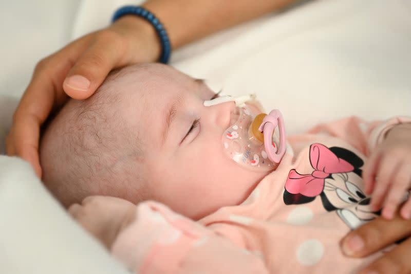 La bebé española de dos meses Naiara, quien recibió un transplante de corazón en una cirugía pionera, en imagen entregada, Hospital Gregorio Marañón, Madrid