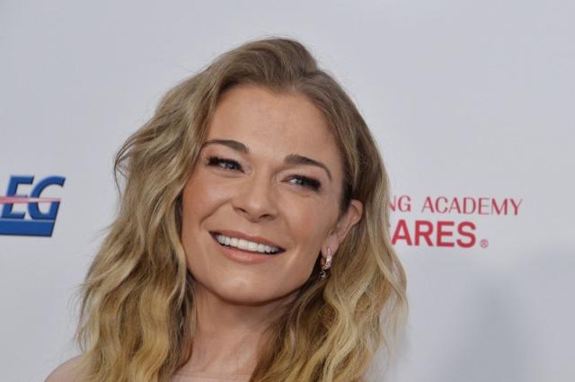 LeAnn Rimes: No Bra, No Problem — Singer Lets It All Hang Out On GMA –  Hollywood Life