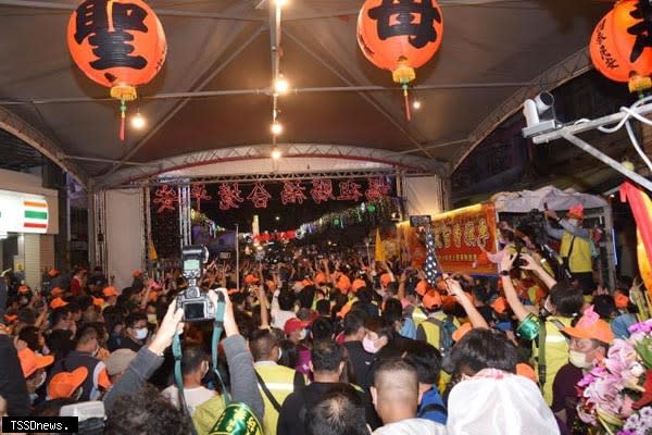 通霄鎮白沙屯拱天宮媽祖南下雲林縣北港朝天宮徒步進香，天上聖母於深夜十一時十五分在信眾簇擁恭迎下完成登轎起駕，拱天宮廣場和周邊道路萬頭鑽動，已被信眾擠得水洩不通。（記者江乾松攝）