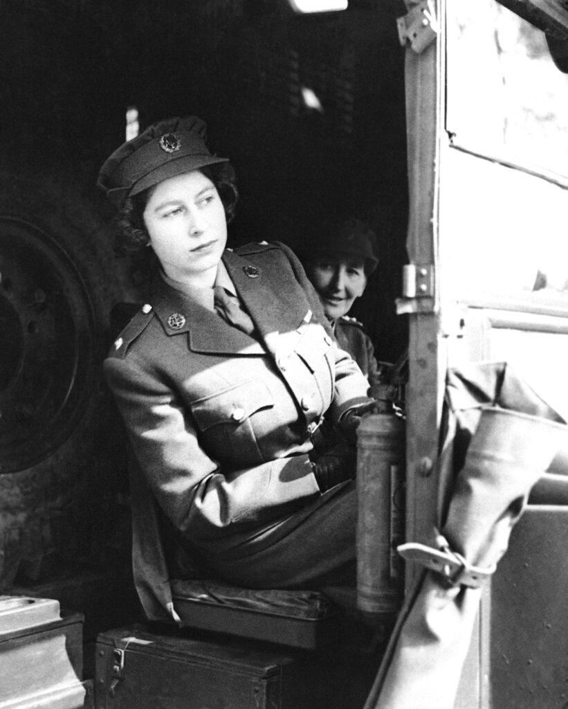 英國女王：1945年參軍的英國伊麗莎白公主。（AP）