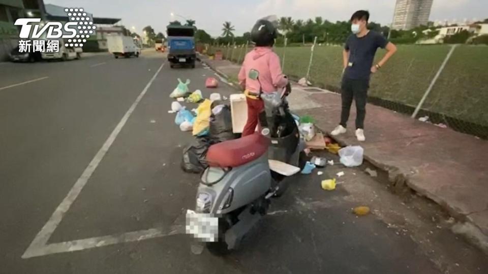 高雄鳳農市場後方遭亂丟垃圾。（圖／TVBS）