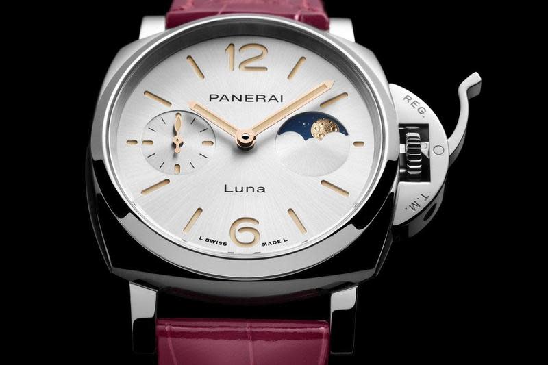 PANERAI（沛納海）全新發表的Luminor Due Luna月相盈虧腕錶，是品牌第一款「單一功能」的月相盈虧腕錶。