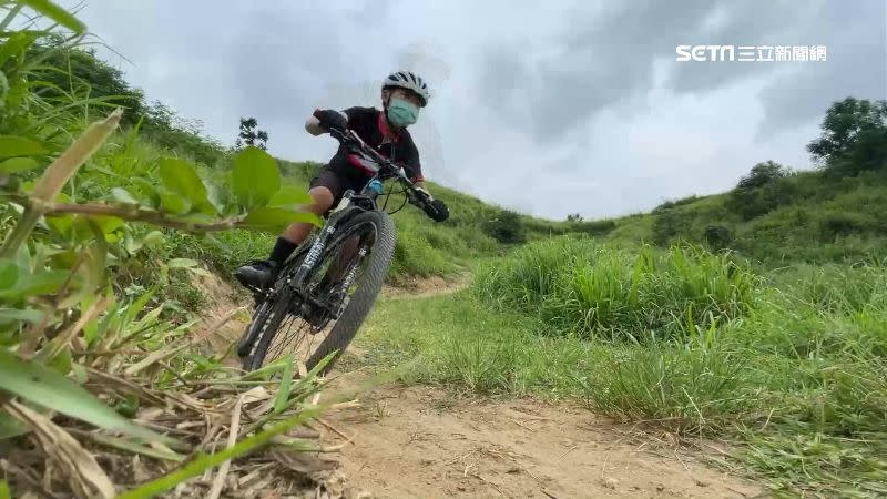 改變車輪角度克服離心力，是越野車的基本挑戰。