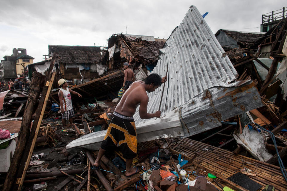 2019年12月北冕颱風侵襲菲律賓中部城市雷加斯皮市（Legazpi），重創沿海地區。災民自力救濟，用雙手修繕被摧殘的家園。