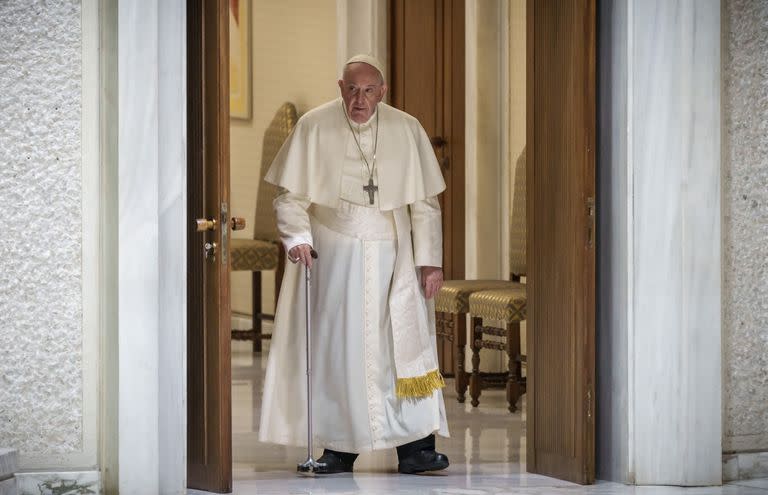 Francisco llega a la audiencia en la sala Pablo VI Hall, en el Vaticano. Michael Kappeler/dpa