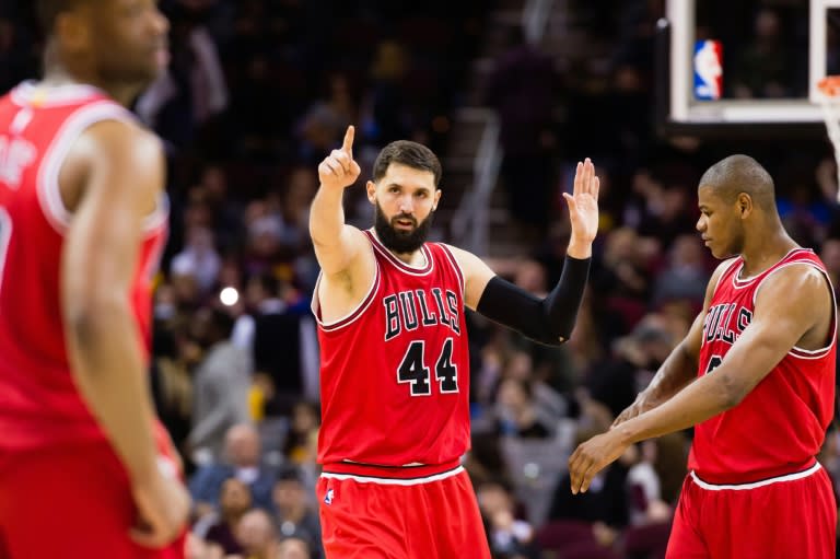 Nikola Mirotic (C) of the Chicago Bulls celebrates with teammates after scoring during a NBA game against the Cleveland Cavaliers, in Cleveland, Ohio, in February 2017