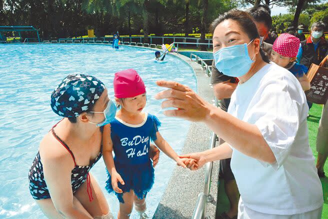 花蓮知卡宣水上樂園昨天起開放，園區有多項清涼水上戲水設施，適合大人小孩共遊。縣長徐榛蔚走訪戲水園區（右一）與家長小孩寒暄。（王志偉攝）