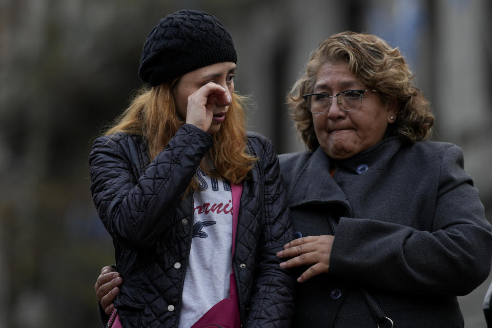 Familiares de los detenidos en las protestas de la semana anterior frente al Congreso reunidos con manifestantes en la Plaza de Mayo para pedir su liberación, en Buenos Aires, Argentina, el martes 18 de junio de 2024. (AP Foto/Natacha Pisarenko)