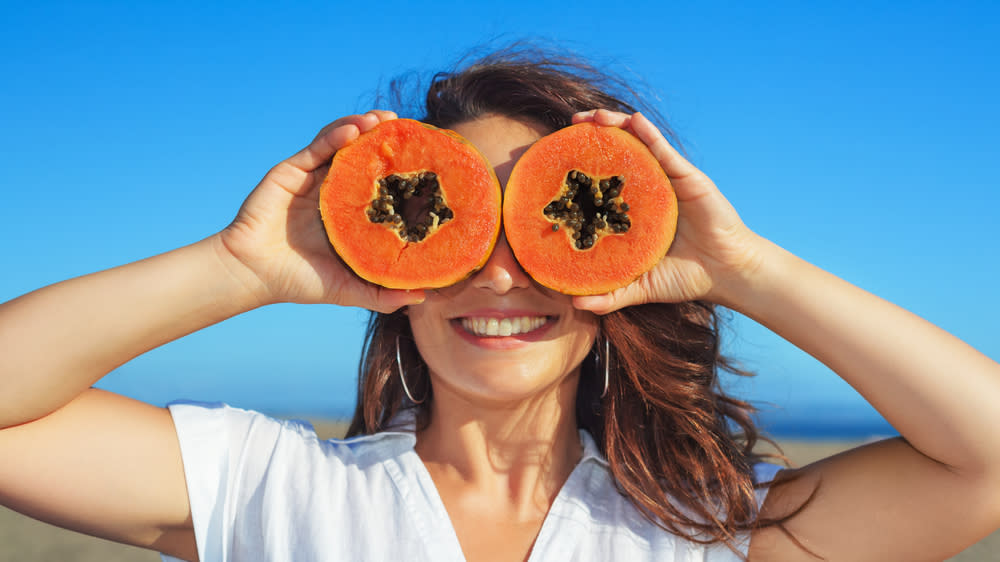 Papaya und Co.: Mit diesen Lebensmitteln sieht man länger jung aus. (Bild: Tropical Studio / Shutterstock.com)