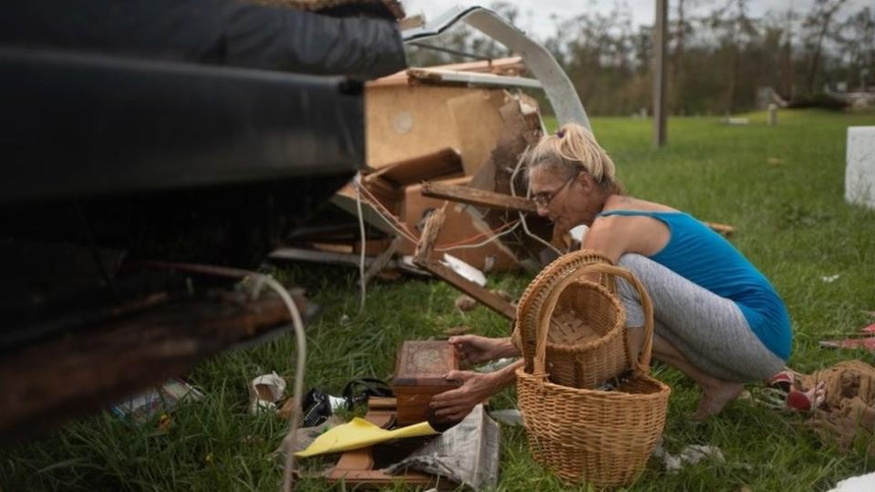 Una mujer busca sus pertenencias