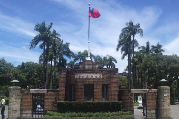 台大準校長管中閔同時擔任台灣大哥大獨立董事，遭到質疑與台大校長遴選委員之一、台灣大哥大副董事長蔡明興，是否沒有迴避。資料照