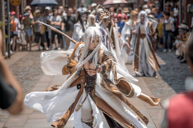 ▲《霹靂英雄踩街》，維妙維肖的武俠COSPLAY讓遊客體驗霹靂英雄的豪情萬丈。（圖／全聯善美的文化藝術基金會提供)