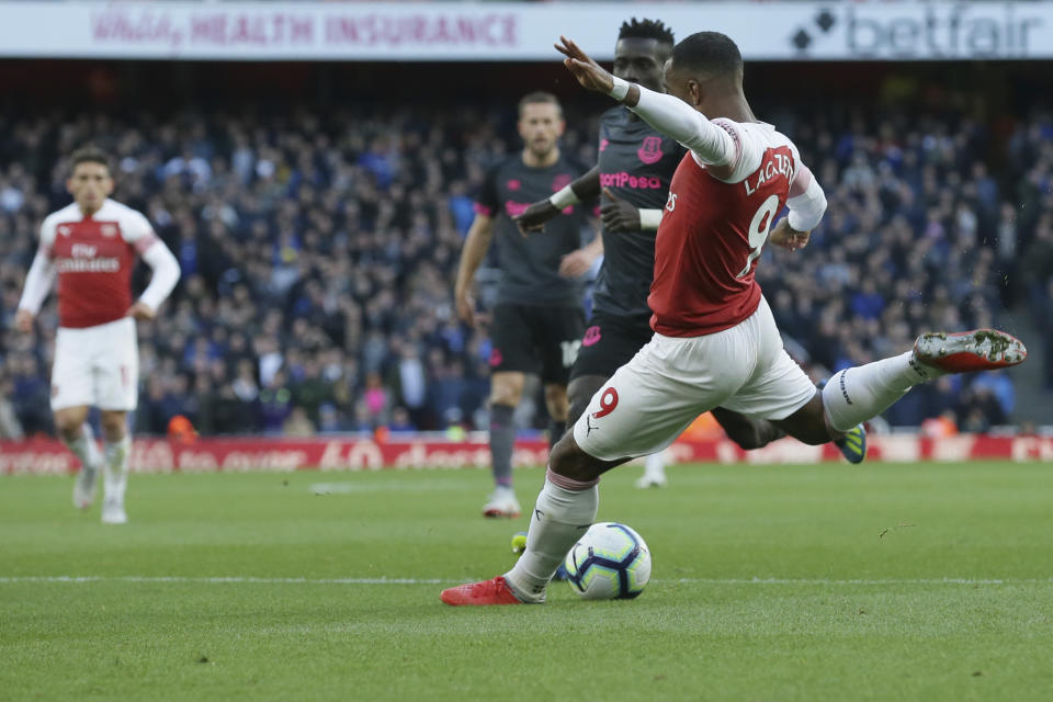 Alexandre Lacazette prepares to shoot to score the opening goal during an English Premier League soccer match between Arsenal and Everton at the Emirates Stadium in London, Sunday Sept. 23, 2018. (AP Photo/Tim Ireland)