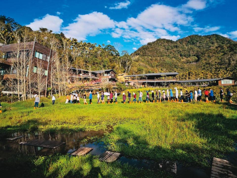 頭社村是全球唯三的「活盆地」，在草地上跳躍，可感受腳下土地在抖動。（翻攝南投縣日月潭頭社活盆地休閒農業區臉書）