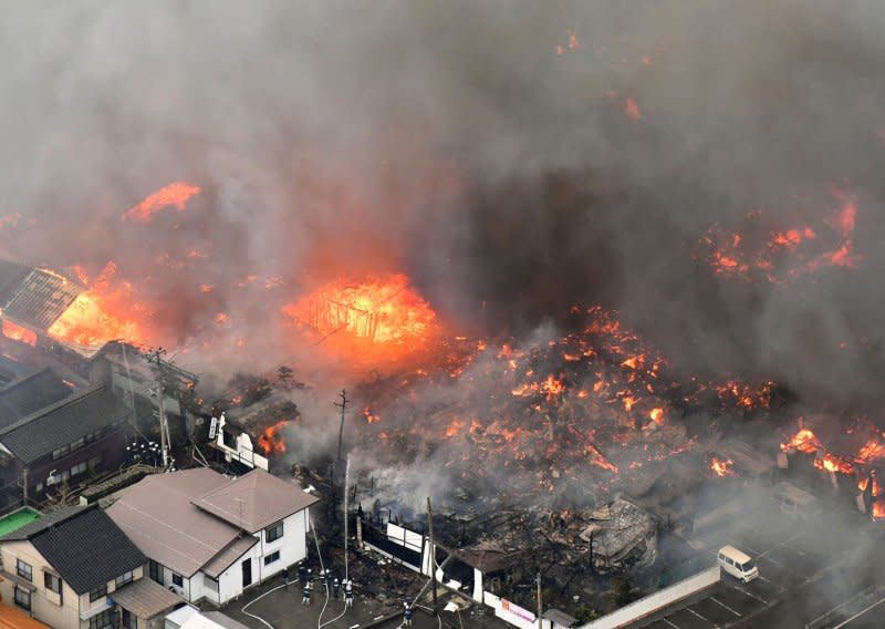 日本新潟縣糸魚川市22日上午發生火災，火勢順風蔓延150棟建築物（AP）