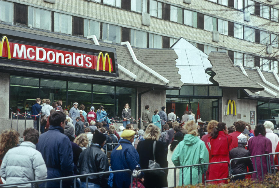 Lasrgas colas en el primer McDonald's de Moscú en 1990 (Foto:Getty)