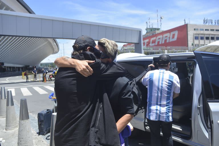 El abrazo de Tinelli con su primo El Tirri, al encontrarse en la salida del aeropuerto