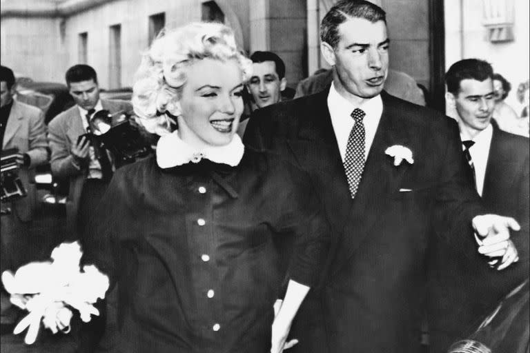 La imagen de archivo del 1 de abril de 1954 muestra a la actriz Marilyn Monroe con su segundo esposo, el jugador de béisbol estadounidense Joe DiMaggio, saliendo del ayuntamiento de San Francisco después de su matrimonio. Monroe murió el 5 de agosto de 1962 a la edad de 36 años. Las circunstancias d