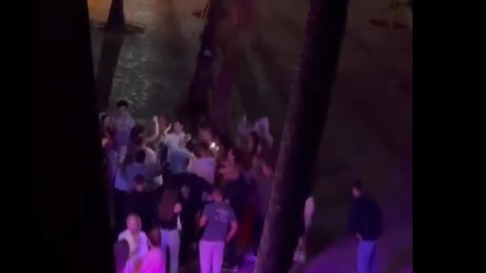 西班牙旅遊景點馬略卡島居民拍下，大批遊客在酒吧外持續狂歡，絲毫不顧當時已是凌晨。（圖／翻攝自X @Avvpmaritim）