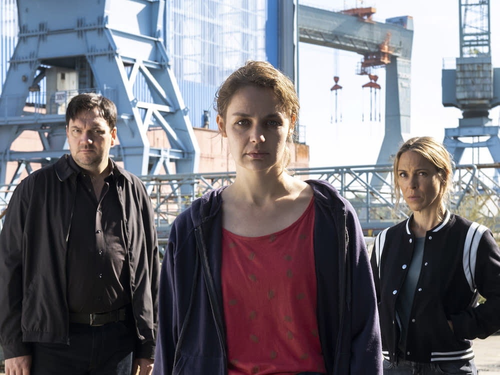 Alexander Bukow (Charly Hübner) und Katrin König (Anneke Kim Sarnau, r.) wollen im "Polizeiruf 110: Sabine" Sabine Brenner (Luise Heyer) stoppen. (Bild: NDR/Christine Schroeder)