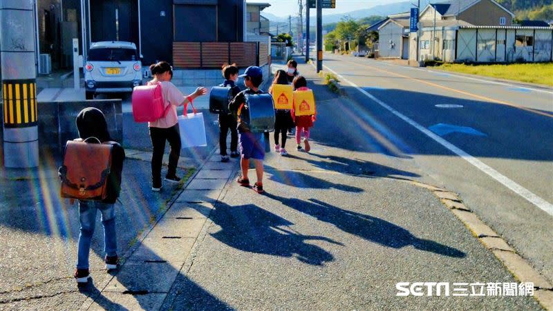 日本孩子得以獨自走路上學，旅日生活的台灣人表示，這其實是從基本的教育做起，還有整個社區、鄰居建立起的互助和安全網機制。（圖／幸福の旅程，小導遊在九州授權）